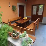 Nedi's Nest - Cozy Countryside Retreat Under Palmtrees شقة
