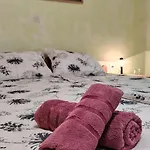 Nedi's Nest - Cozy Countryside Retreat Under Palmtrees شقة Dutovlje