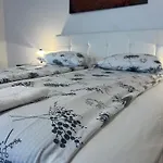 Nedi's Nest - Cozy Countryside Retreat Under Palmtrees شقة