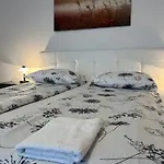 Nedi's Nest - Cozy Countryside Retreat Under Palmtrees