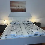 Nedi's Nest - Cozy Countryside Retreat Under Palmtrees شقة