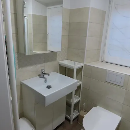 Nedi's Nest - Cozy Countryside Retreat Under Palmtrees