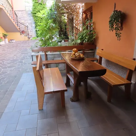 Nedi's Nest - Cozy Countryside Retreat Under Palmtrees