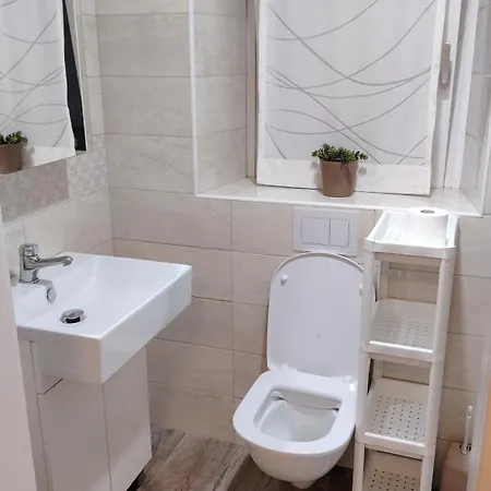 Nedi's Nest - Cozy Countryside Retreat Under Palmtrees