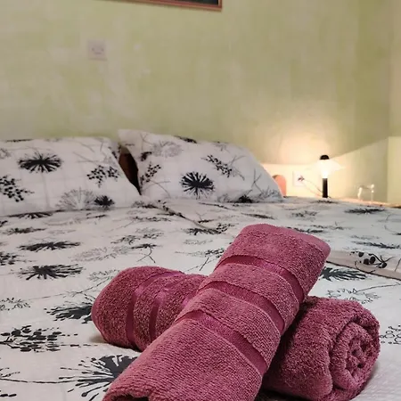 Nedi's Nest - Cozy Countryside Retreat Under Palmtrees דירה Dutovlje