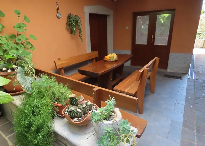 Nedi's Nest - Cozy Countryside Retreat Under Palmtrees 아파트