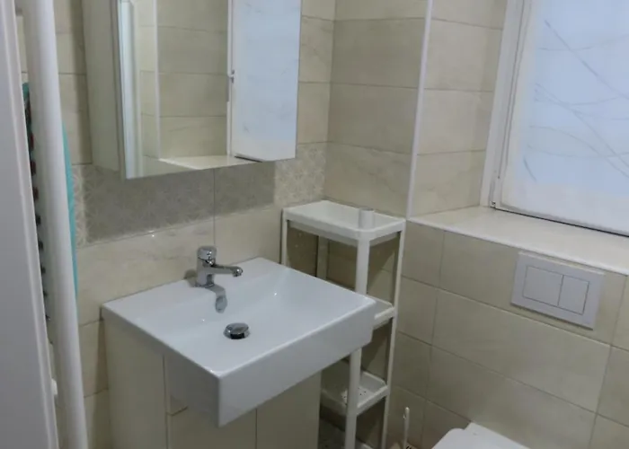 Nedi's Nest - Cozy Countryside Retreat Under Palmtrees