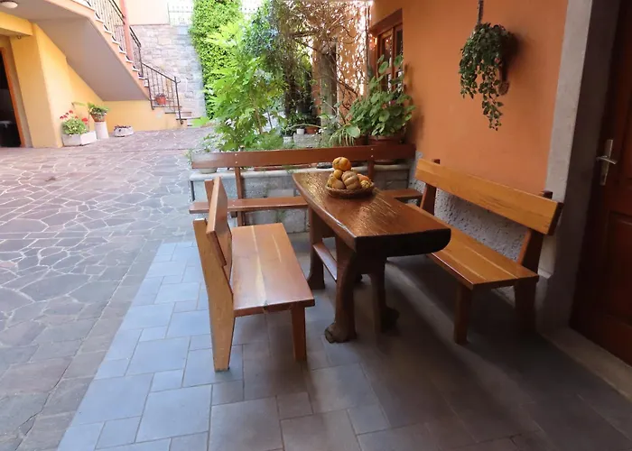 Nedi's Nest - Cozy Countryside Retreat Under Palmtrees